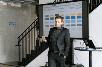 Mann im Anzug spricht auf der Bühne